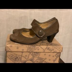 Softspot Women’s Brown Mary Jane Heels